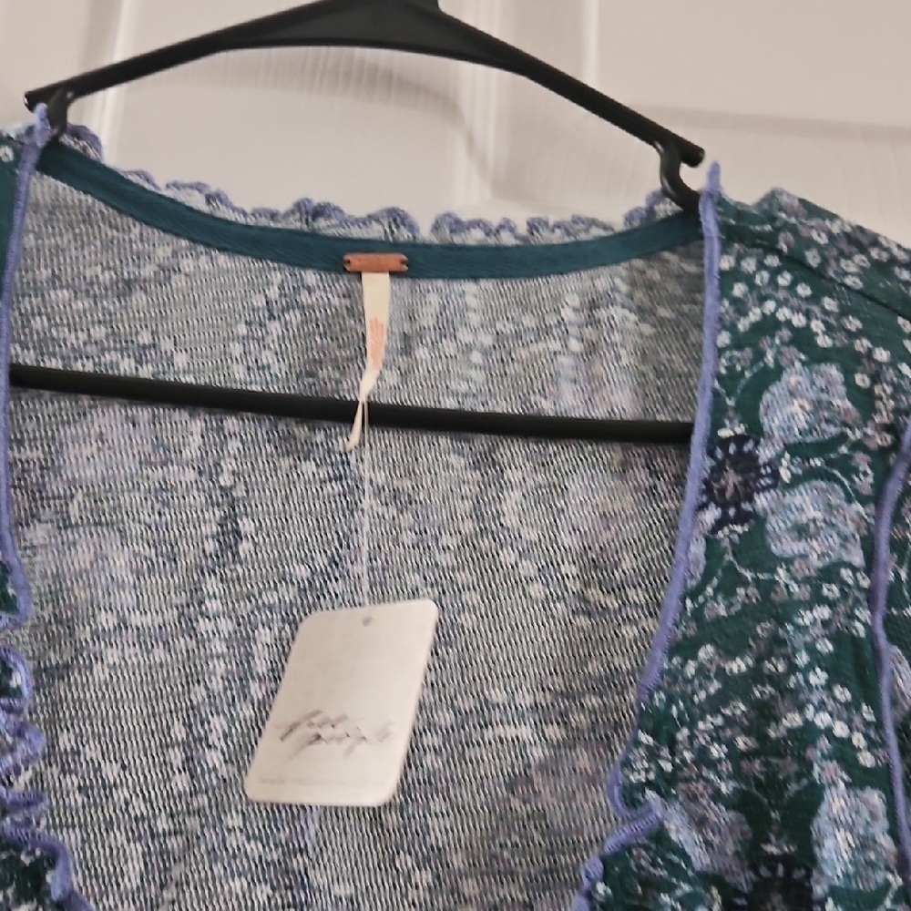 Blue Fitted Flutter Sleeve Crop Top - Picture 4 of 6